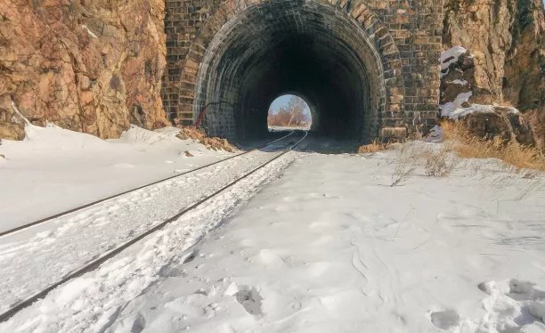 Tunnel und Eisenbahn